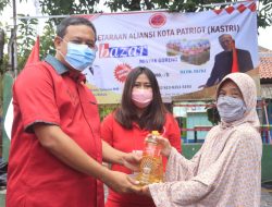 Plt. Wali Kota Bekasi Bareng Kastri Salurkan 10.000 Liter Minyak Goreng