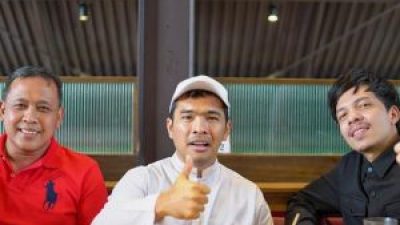 Pertuman Plt Wali Kota Bekasi Tri Adhianto bersama Atta Halilintar dan Putra Siregar
