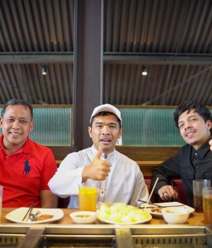 Pertuman Plt Wali Kota Bekasi Tri Adhianto bersama Atta Halilintar dan Putra Siregar