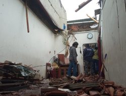 Angin Kencang Robohkan Rumah Warga di Bekasi Utara