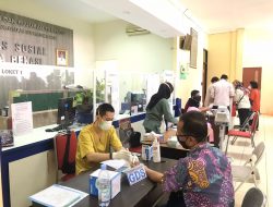 Semarak HUT ke-25 Kota Bekasi, Dinsos Gelar Pemeriksaan Kesehatan Gratis dan Pembagian Sembako