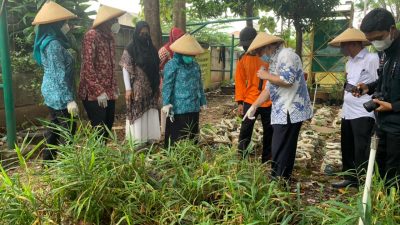 Plt Ketua TP PKK Wiwiek Hargono Tri Adhianto saat melakukan penanaman bibit jahe dan jambu kristal di Bintara.
