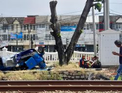 Terobos Perlintasan KA Bulak Kapal, Dua Penumpang Bajaj Tewas Tertabrak Commuters Line