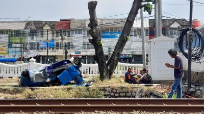 Bangkai Bajaj di bibir perlintasan KA Bulak Kapal, Bekasi Timur, Kota Bekasi, Kamis (24/3/2022)