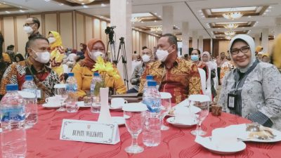 Pelaksana Tugas (Plt) Wali Kota Bekasi, Tri Adhianto juga didampingi oleh Direktur RSUD dr. Chasbullah Abdul Majid Kota Bekasi, Kusnanto Saidi, Kepala Dinkes Kota Bekasi, Tanty Rohilawaty, dan Kepala bagian Humas Setda Kota Bekasi, Sajekti Rubiyah.