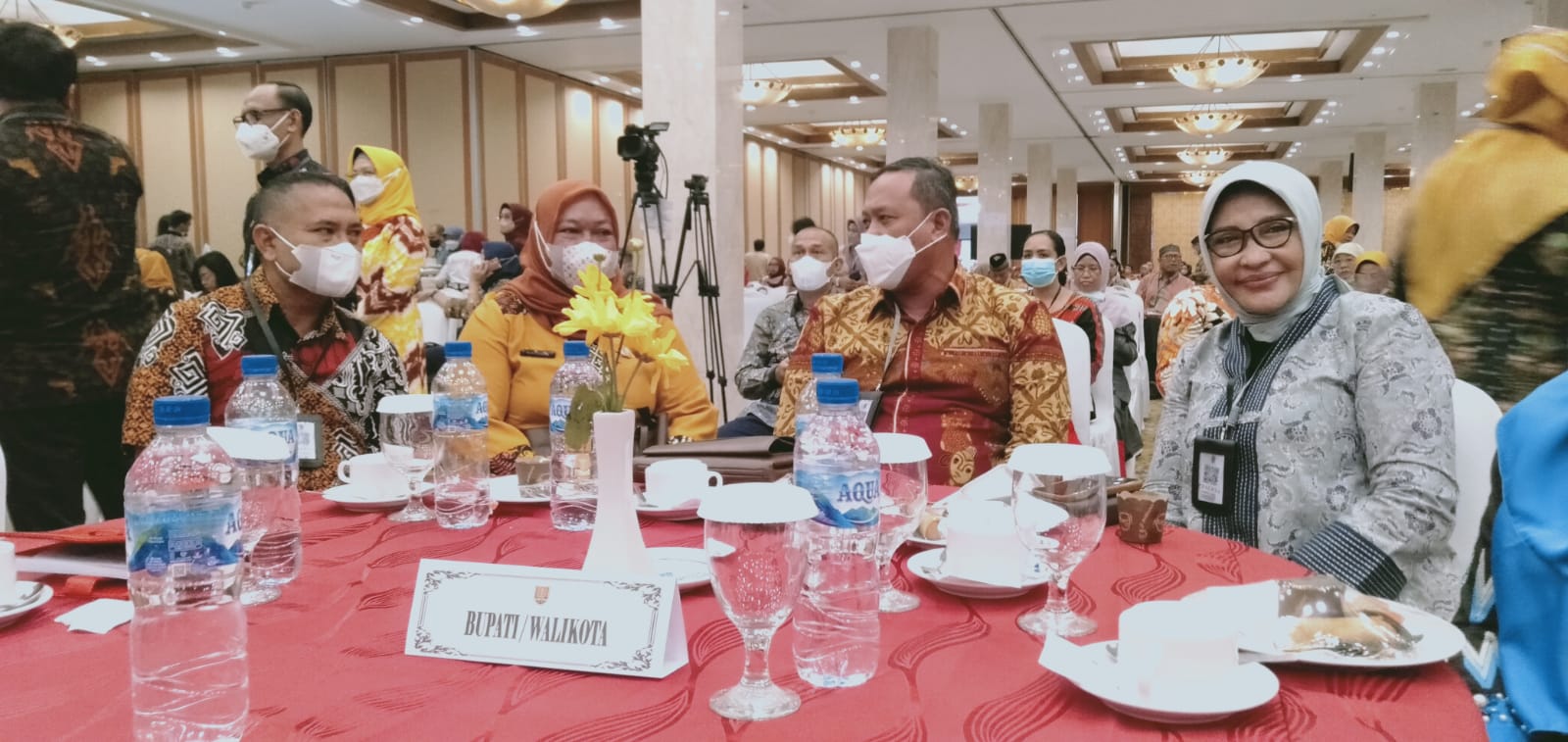 Pelaksana Tugas (Plt) Wali Kota Bekasi, Tri Adhianto juga didampingi oleh Direktur RSUD dr. Chasbullah Abdul Majid Kota Bekasi, Kusnanto Saidi, Kepala Dinkes Kota Bekasi, Tanty Rohilawaty, dan Kepala bagian Humas Setda Kota Bekasi, Sajekti Rubiyah.