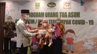 Simbolis pemberian bantuan tunai kepada anak-anak korban Covid-19