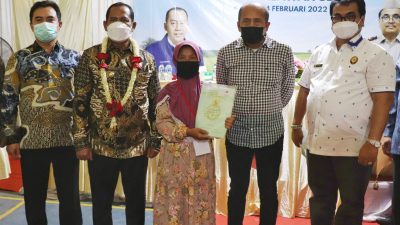 Plt. Bupati Bekasi, Akhmad Marjuki, Kepala Kantor Badan Pertanahan Nasional (BPN) Kabupaten Bekasi, Hiskia Simarmata dan Anggota DPR RI Saan Mustofa berfoto bersama usai menyerahkan sertifikat tanah kepada warga Desa Pahlawan Setia, Kecamatan Tarumajaya pada (Kamis 24/202/2022). FOTO: WULAN/DISKOMINFOSANTIK