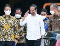 Plt. Bupati Akhmad Marjuki Dampingi Presiden Jokowi Tinjau Vaksinasi Booster Sektor Industri
