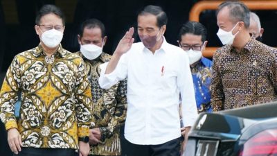 Plt. Bupati Bekasi, H Akhmad Marjuki mendampingi Presiden Republik Indonesia, Joko Widodo, meninjau pelaksanaan vaksinasi Covid-19 dosis ketiga atau booster untuk di PT. Sinarmas Marunda Plant Agribusiness and Food (SMART), Kawasan Marunda Center, Tarumajaya pada Kamis (24/02/2022). FOTO: PROKOPIM PEMKAB BEKASI
