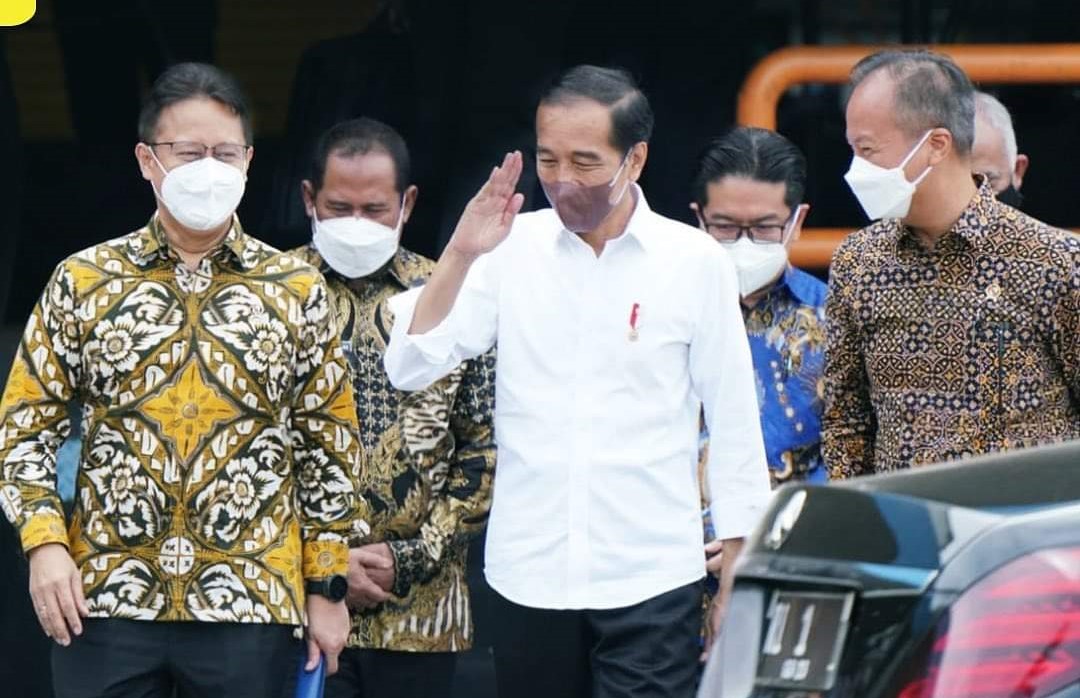 Plt. Bupati Bekasi, H Akhmad Marjuki mendampingi Presiden Republik Indonesia, Joko Widodo, meninjau pelaksanaan vaksinasi Covid-19 dosis ketiga atau booster untuk di PT. Sinarmas Marunda Plant Agribusiness and Food (SMART), Kawasan Marunda Center, Tarumajaya pada Kamis (24/02/2022). FOTO: PROKOPIM PEMKAB BEKASI