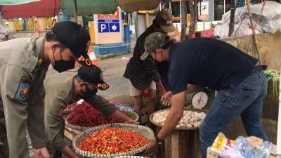 Petugas Satpol PP Kabupaten Bekasi melaksanakan penertiban secara secara persuasif kepada para pedagang di sekitar Simpang SGC Cikarang Utara, pada Jumat (25/02/22). Foto : Nur Rachman Akbar/Newsroom Diskominfosantik