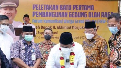 Plt. Bupati Bekasi Akhmad Marjuki, menghadiri acara peletakan batu pertama pembangunan gedung olahraga Forum Komunikasi Warga Grand Wisata (FKWGW) Desa Lambangsari, Kecamatan Tambun Selatan, pada Jumat (25/2). Foto : Prokopim Pemkab Bekasi.