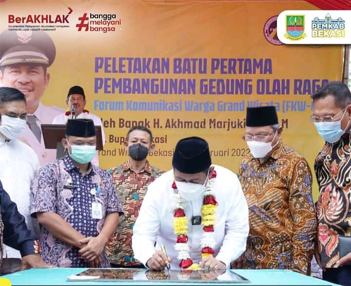 Plt. Bupati Bekasi Akhmad Marjuki, menghadiri acara peletakan batu pertama pembangunan gedung olahraga Forum Komunikasi Warga Grand Wisata (FKWGW) Desa Lambangsari, Kecamatan Tambun Selatan, pada Jumat (25/2). Foto : Prokopim Pemkab Bekasi.