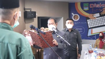 Plt Bupati Bekasi Akhmad Marjuki mengambil sumpah janji jabatan 263 Calon Pegawai Negeri Sipil (CPNS) dan 327 pegawai pemerintah dengan perjanjian kerja (P3K) guru formasi tahun 2021 di Command Center Diskominfosantik Kabupaten Bekasi, Selasa (1/3/22). Foto : DANI MOSES/NEWSROOM DISKOMINFOSANTIK