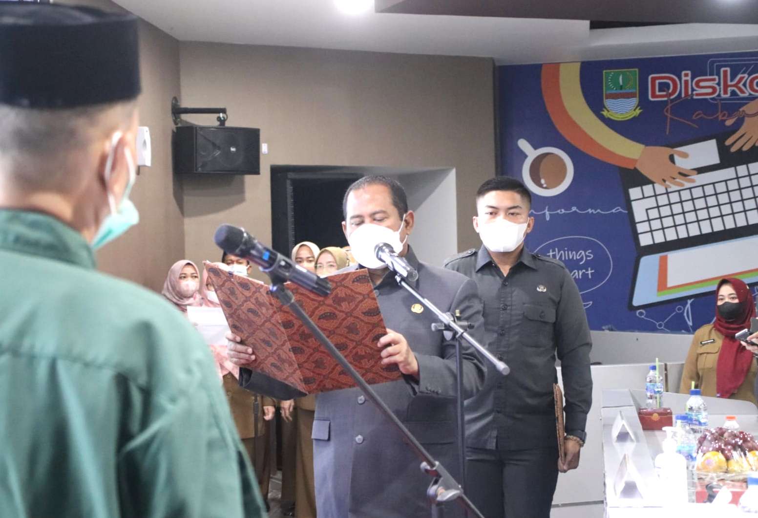 Plt Bupati Bekasi Akhmad Marjuki mengambil sumpah janji jabatan 263 Calon Pegawai Negeri Sipil (CPNS) dan 327 pegawai pemerintah dengan perjanjian kerja (P3K) guru formasi tahun 2021 di Command Center Diskominfosantik Kabupaten Bekasi, Selasa (1/3/22). Foto : DANI MOSES/NEWSROOM DISKOMINFOSANTIK