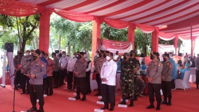 Plt Bupati Bekasi Akhmad Marjuki mendampingi Kapolri Jenderal Listyo Sigit Prabowo meninjau vaksinasi booster presisi di PT Fajar Surya Wisesa, Desa Kalijaya Kecamatan Cikarang Barat, Kabupaten Bekasi, pada Rabu (9/3/2022).