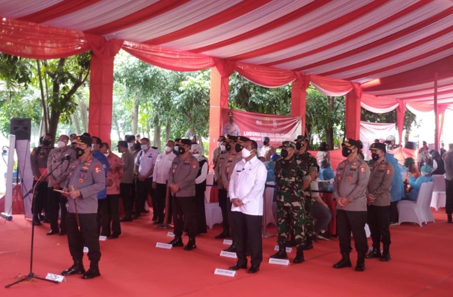 Plt Bupati Bekasi Akhmad Marjuki mendampingi Kapolri Jenderal Listyo Sigit Prabowo meninjau vaksinasi booster presisi di PT Fajar Surya Wisesa, Desa Kalijaya Kecamatan Cikarang Barat, Kabupaten Bekasi, pada Rabu (9/3/2022).