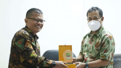 Kepala Dinas Komunikasi Informatika Persandian dan Statistik (Diskominfosantik) Kabupaten Bekasi, Drs H Jaoharul Alam, ME menerima kunjungan kerja DPRD Kabupaten Cilacap, di Gedung Diskominfosantik, Komplek Pemkab Bekasi, Cikarang Pusat, Kamis (17/03/22). FOTO : WULAN MAULIDDA/NEWSROOM DISKOMINFOSANTIK.