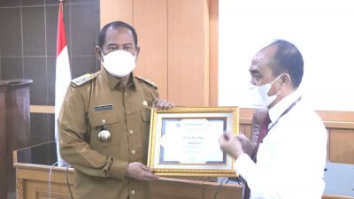 Plt Bupati Bekasi Akhmad Marjuki menerima penghargaan dari Kementerian Keuangan sebagai Pemerintah Daerah peringkat terbaik ke-5 di Jawa Barat dalam Kinerja Pengelolaan Dana Desa Tahun 2021. Foto : SONI SUGANDA/NEWSROOM DISKOMINFOSANTIK.