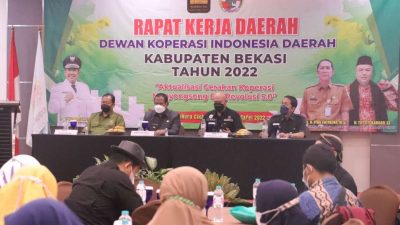 Plt Bupati Bekasi Akhmad Marjuki menghadiri sekaligus membuka acara Rapat Kerja Daerah (Rakerda) Dewan Koperasi Indonesia Daerah (Dekopinda) Kabupaten Bekasi Tahun 2022 di Hotel Sakura Deltamas Sukamahi, Cikarang Pusat, Selasa,(22/03/22).