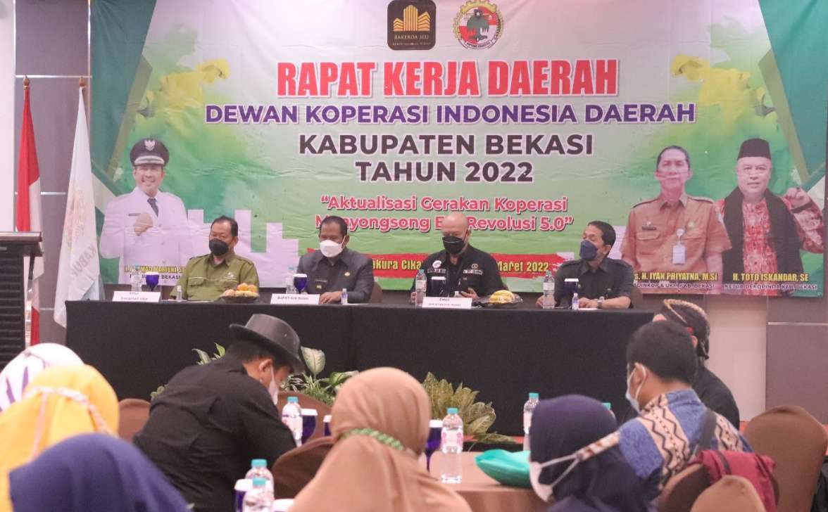 Plt Bupati Bekasi Akhmad Marjuki menghadiri sekaligus membuka acara Rapat Kerja Daerah (Rakerda) Dewan Koperasi Indonesia Daerah (Dekopinda) Kabupaten Bekasi Tahun 2022 di Hotel Sakura Deltamas Sukamahi, Cikarang Pusat, Selasa,(22/03/22).
