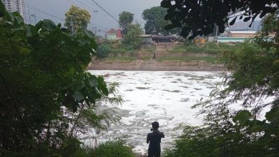 Kali Bekasi berbuih putih