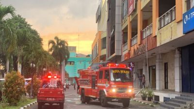 Pemadam kebakaran datang coba memadamkan kobaran api di atap Grand Mall Bekasi, Selasa (8/3/2022).