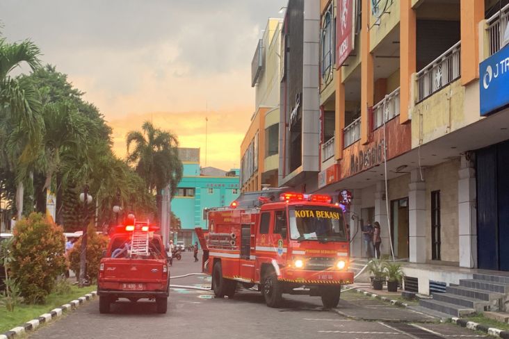 Pemadam kebakaran datang coba memadamkan kobaran api di atap Grand Mall Bekasi, Selasa (8/3/2022).