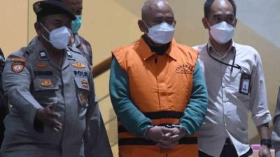 Wali Kota Bekasi nonaktif Rahmat Effendi mengenakan rompi oranye