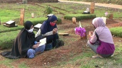 Kota Bekasi - Warga berziarah di Tempat Pemakaman Umum (TPU). Foto: Ist/Gobekasi.id.