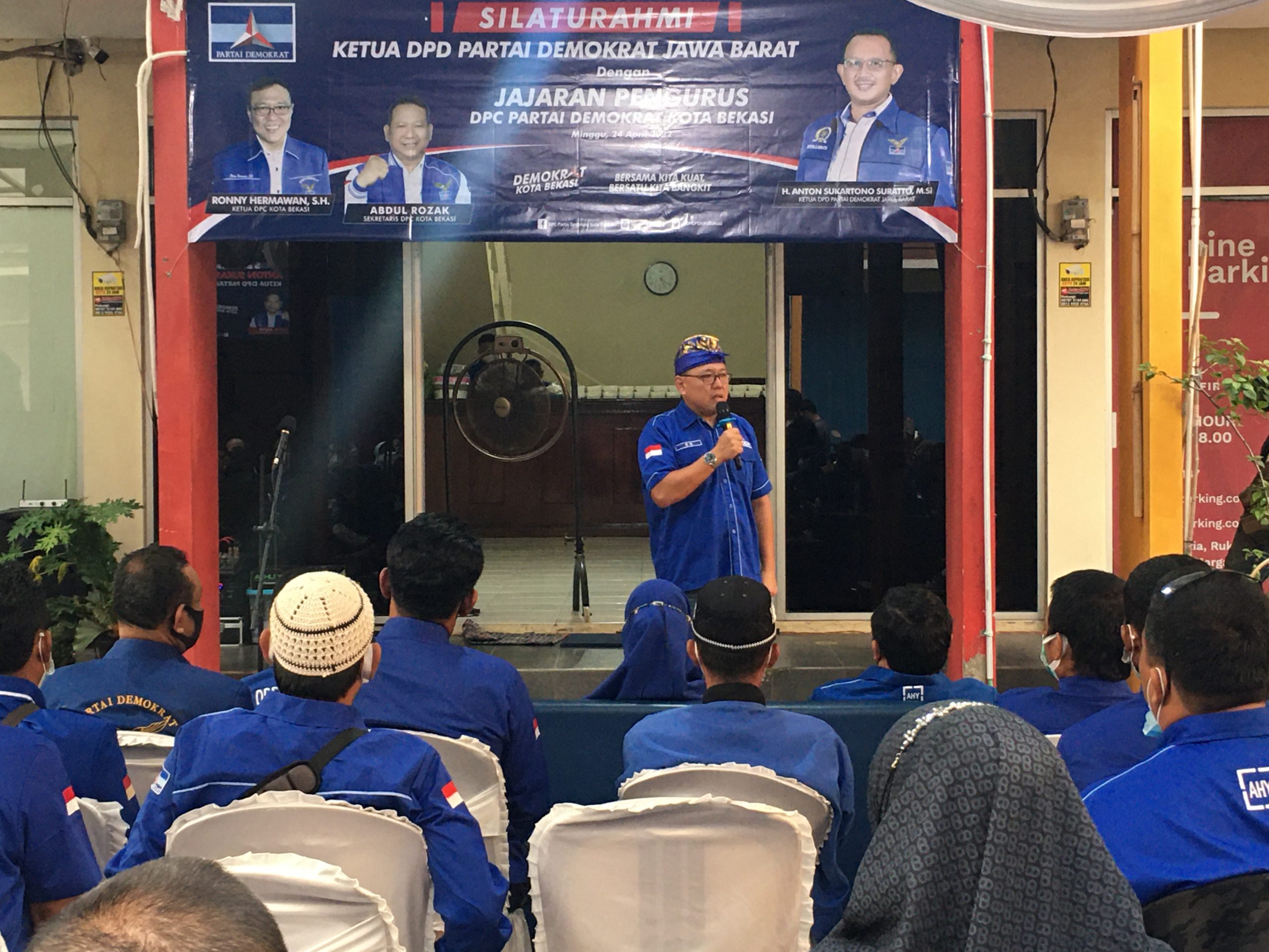 Ketua DPC Partai Demokrat Kota Bekasi, Ronny Hermawan Saat sambutan di acara buka puasa bersama