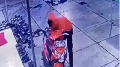 Pencuri Sepeda Motor Terekam CCTV di Medan Satria