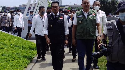 Gubernur Jawa Barat Ridwan Kamil bersama Plt Wali Kota Bekasi Tri Adhianto saat meresmikan wisata air Kalimalang di Jalan Hasibuan, Bekasi Selatan, Kota Bekasi