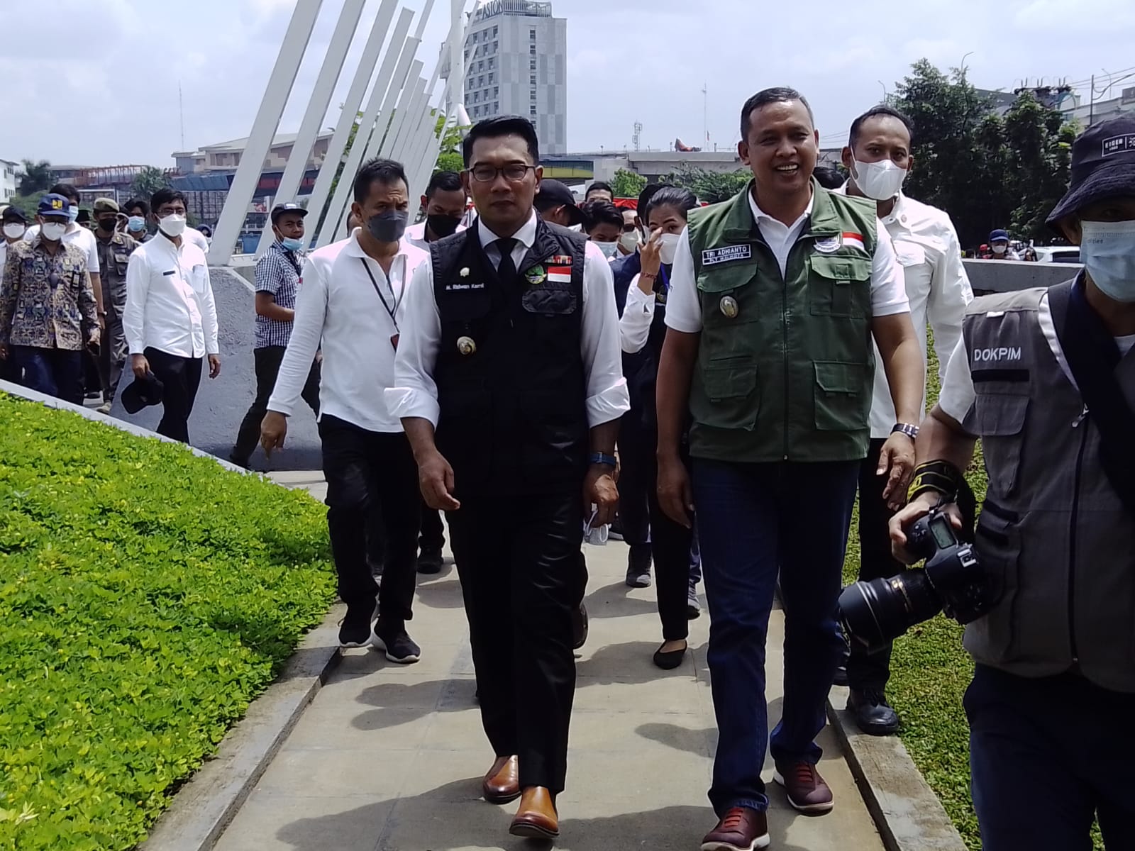 Gubernur Jawa Barat Ridwan Kamil bersama Plt Wali Kota Bekasi Tri Adhianto saat meresmikan wisata air Kalimalang di Jalan Hasibuan, Bekasi Selatan, Kota Bekasi
