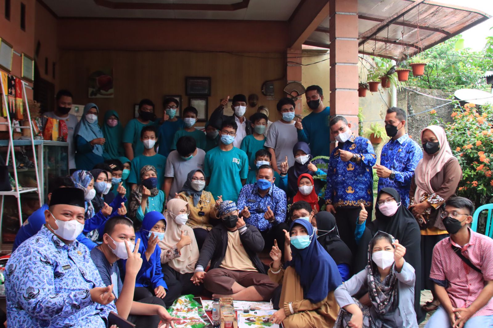 Plt Wali Kota Bekasi Tri Adhianto bersama Ketua TP PKK Wiewik Hargono berkunjung ke platihan membatik disabilitas