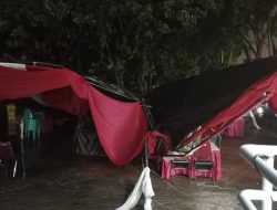 Tenda Gerai Vaksin di Alun-alun Kota Bekasi Roboh
