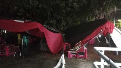 Tenda gerai vaksin di alun-alun kota bekasi roboh