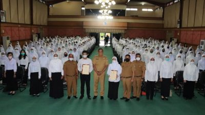 Plt Wali Kota Bekasi menyerahkan 223 SK CPNS