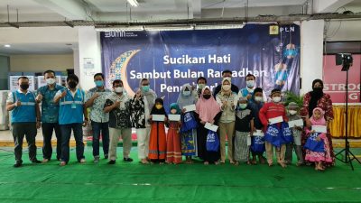 Manager PLN UP3 Bekasi Rahmi Handayani memberikan santunan ke anak yatim