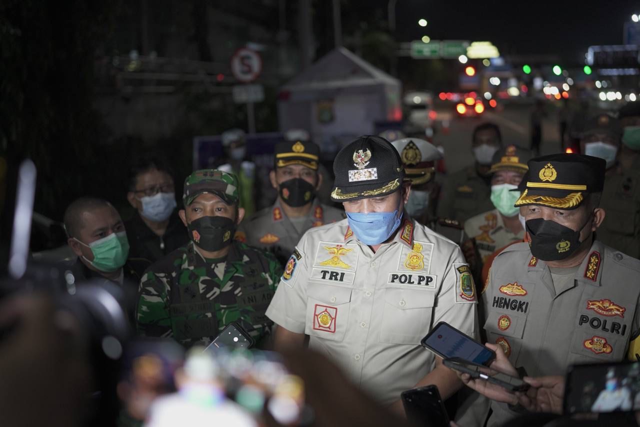 Plt Wali Kota Bekasi Tri Adhianto bersama Kapolres dan Dandim saat memantau arus mudik Lebaran 2022 di Pospam Ahmad Yani, Bekasi Selatan, Kota Bekasi, Kamis (28/4/2022) malam.