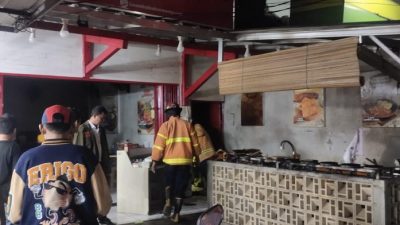Petugas Damkar saat mengevakuasi korban terbakar di Bekasi Selatan