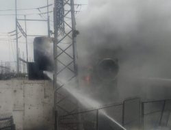 Gardu Listrik di Jalan Kalimalang Terbakar