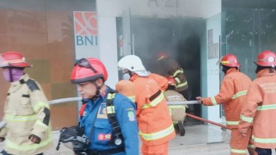 Petugas saat memadamkan api yang membakar ruko ATM BNI di Jalan Boulevard Selatan, kawasan Summarecon Bekasi, Kota Bekasi, Rabu (27/4) pagi. Foto: Dokumentasi Dinas Damkar Kota Bekasi