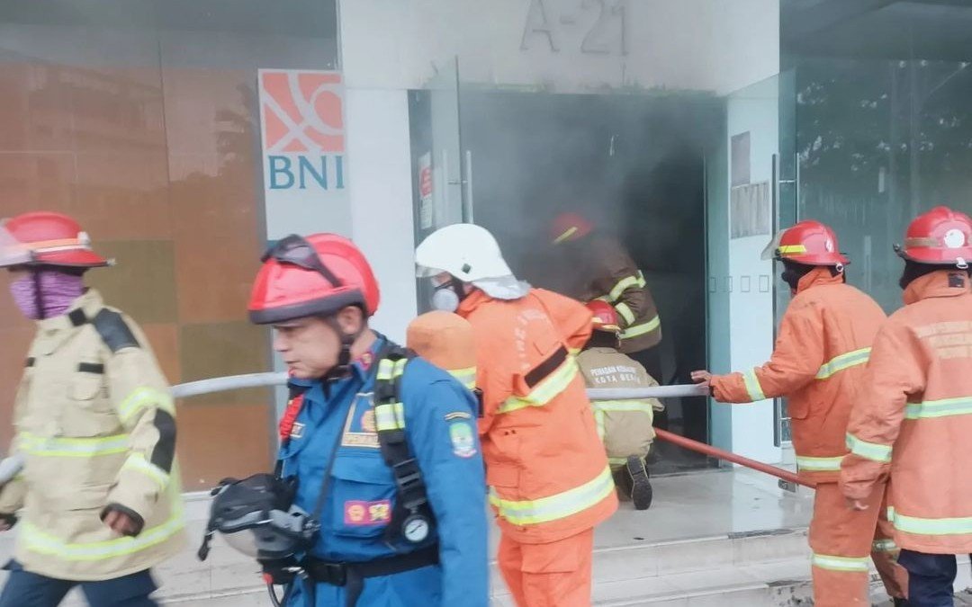 Petugas saat memadamkan api yang membakar ruko ATM BNI di Jalan Boulevard Selatan, kawasan Summarecon Bekasi, Kota Bekasi, Rabu (27/4) pagi. Foto: Dokumentasi Dinas Damkar Kota Bekasi