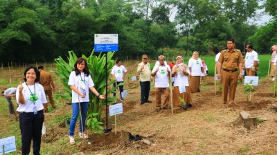 (kiri-kanan) Kepala Pendukung Operasional BCA Kanwil IX Regina Rante Senobua, Kepala BCA KCU Cikarang Hiu Suzanna, Penyuluh Kehutanan Madya Dinas Kehutanan Jawa Barat Rusmana, Sekretaris Dinas Pertanian Kabupaten Bekasi Nayu Kulsum, Kepala Desa Pasirranji Wardi Sunandar dan Plt Camat Cikarang Pusat Iman Santoso dalam seremoni penanamana 1.000 bibit pohon.
