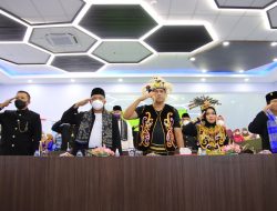 Hadiri Peringatan Hari Lahir Pancasila, Plt Wali Kota Kenakan Pakain Adat Dayak