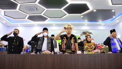 Hadiri Peringatan Hari Lahir Pancasila, Plt Wali Kota Kenakan Pakain Adat Dayak