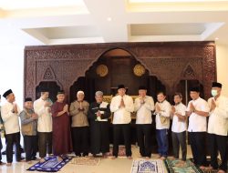 Mas Tri Sapa Warga Mustikaya Usai Sholat Jumat