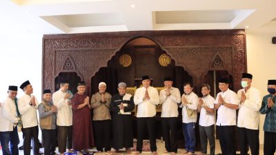 Mas Tri Sapa Warga Mustikaya Usai Sholat Jumat